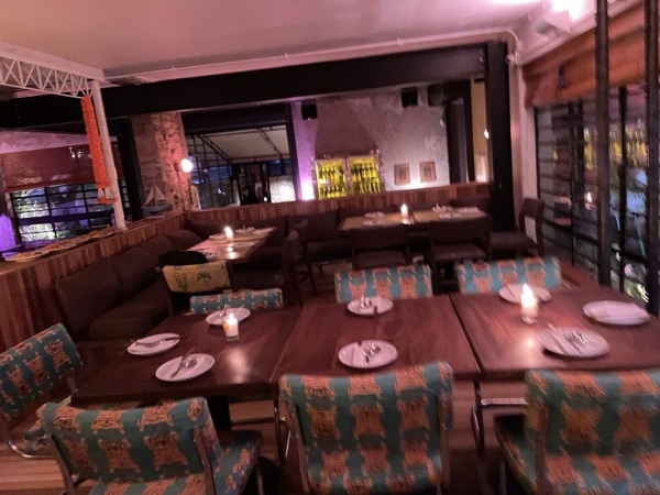El comedor con las sillas tigre
