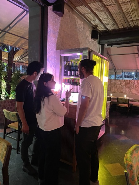 Servicio de tragos en el wine fridge